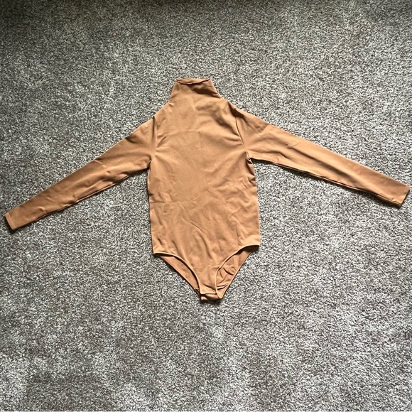 SKIMS Tops - Skims NWOT‎ Essential Mock Neck Long Sleeve Bodysuit Size S/M